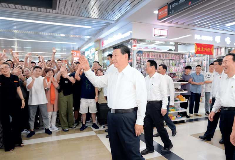 2023年9月20日至21日，，，，，，，，中共中央总书记、国家主席、中央军委主席习近平在浙江考察。。。。。。。。这是20日上午，，，，，，，，习近平在义乌国际商贸城考察时，，，，，，，，同商户亲切交流。。。。。。。。 新华社记者 李学仁/摄