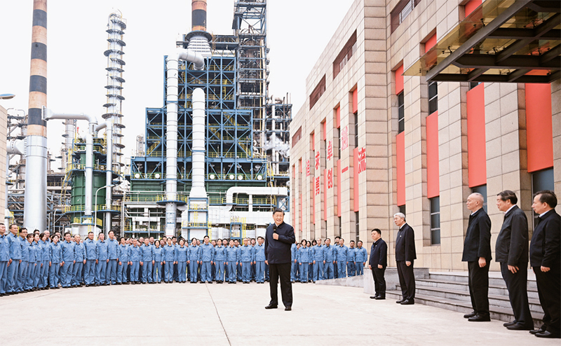 2023年10月10日至13日，，，，，，，，中共中央总书记、国家主席、中央军委主席习近平在江西考察。。。。。。。。这是10日下午，，，，，，，，习近平在中国石化九江分公司考察时，，，，，，，，同企业员工亲切交流。。。。。。。。 新华社记者 谢环驰/摄