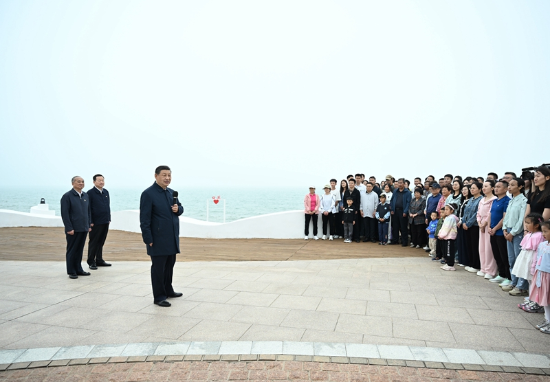 5月22日至24日，，，，，中共中央总书记、国家主席、中央军委主席习近平在山东考察。。。。。。这是22日下午，，，，，习近平在日照市阳光海岸绿道同市民和游客亲切交流。。。。。。