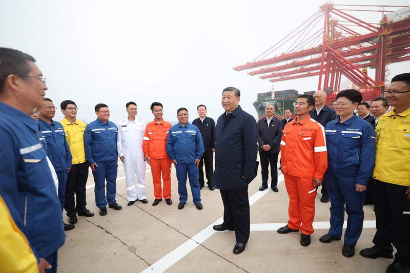 5月22日至24日，，，，，中共中央总书记、国家主席、中央军委主席习近平在山东考察。。。。。。这是22日下午，，，，，习近平在日照港亲切慰问港口科技工作者、运营人员、航运人员。。。。。。