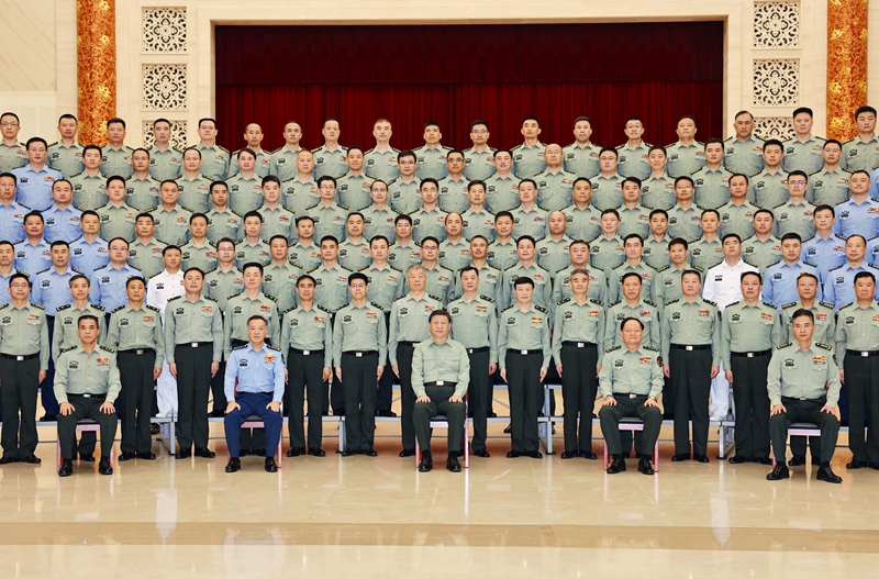5月22日至24日，，，，，中共中央总书记、国家主席、中央军委主席习近平在山东考察。。。。。。这是23日上午，，，，，习近平在济南亲切接见驻济南部队上校以上领导干部，，，，，代表党中央和中央军委向驻济南部队全体官兵致以诚挚问候。。。。。。