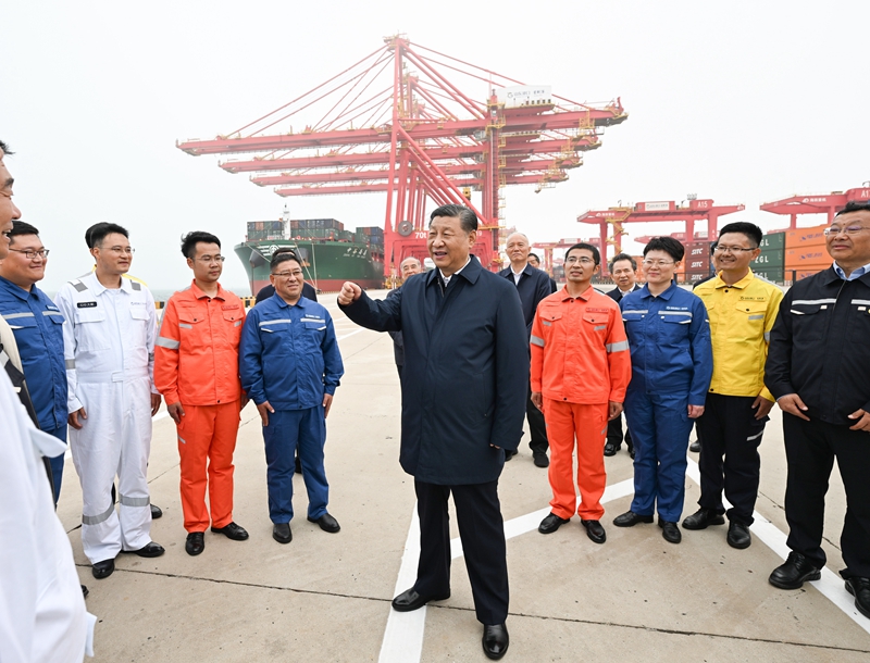 ??5月22日至24日，，，，，中共中央总书记、国家主席、中央军委主席习近平在山东考察。。。。。。这是22日下午，，，，，习近平在日照港亲切慰问港口科技工作者、运营人员、航运人员。。。。。。 