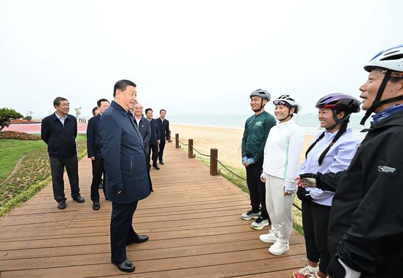 5月22日至24日，，，，，中共中央总书记、国家主席、中央军委主席习近平在山东考察。。。。。。这是22日下午，，，，，习近平在日照市阳光海岸绿道同市民亲切交流。。。。。。