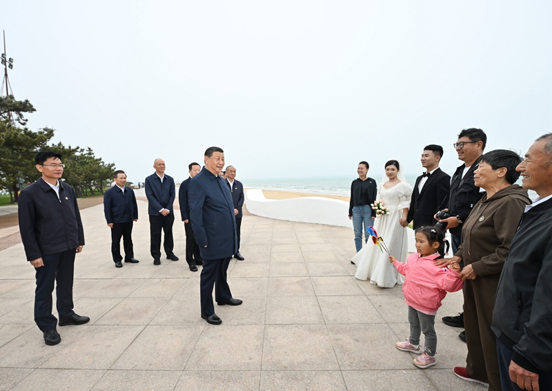 5月22日至24日，，，，，中共中央总书记、国家主席、中央军委主席习近平在山东考察。。。。。。这是22日下午，，，，，习近平在日照市阳光海岸绿道同市民亲切交流。。。。。。